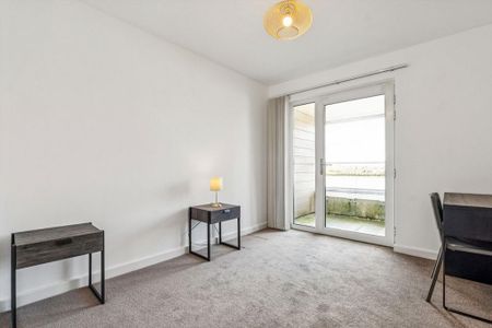 3 bedroom flat to rent - Photo 3