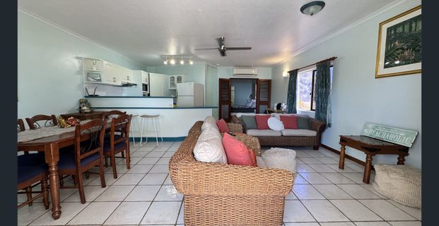 Beachfront Bliss: Furnished 3 Bed, 2 Bath Oasis at South Mission Beach! - Photo 1