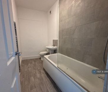 3 bedroom flat to rent - Photo 6