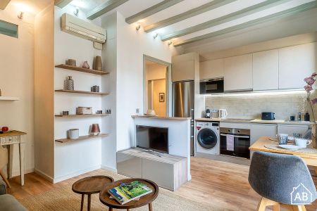 Bright 2-Bedroom Apartment with Balcony in the Heart of Las Ramblas - Photo 2