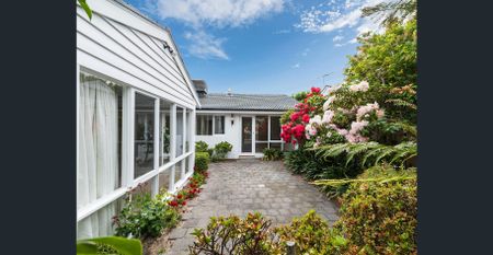 FACING WHYTE STREET THIS WEST FACING THREE BEDROOM IS IN A GREAT CENTRAL LOCATION - Photo 5