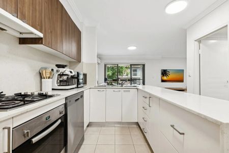 Stylish Apartment in Prime Lifestyle Location - Photo 3