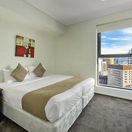 2 BEDROOM APARTMENT + STORAGE CAGE - 32ND FLOOR! - Photo 3