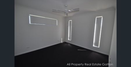 MODERN HOME CLOSE TO TOWN CENTRE - Photo 4