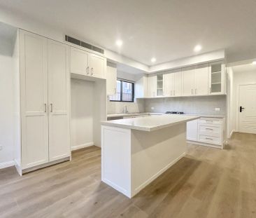 Near-new townhouse in prime Strathfield location - Photo 2