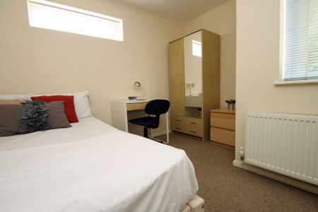 5 bedroom semi-detached house to rent - Photo 4