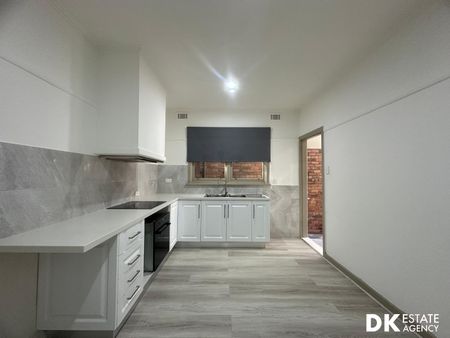 REAR Renovated Ultra-Modern 2 Bedrooms Home in Braybrook Location. - Photo 2