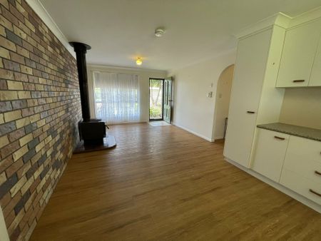 3 Bedroom brick Great location - Photo 2