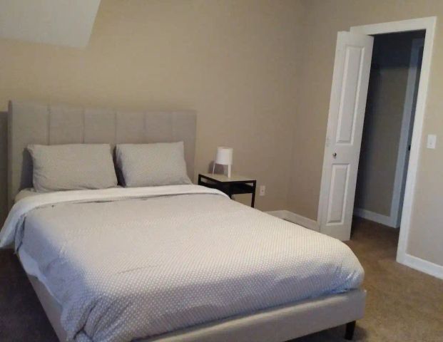 Beautiful stacked furnished townhouse in Copperfield, SE Calgary — 2 Bedrooms Townhouse - Photo 1