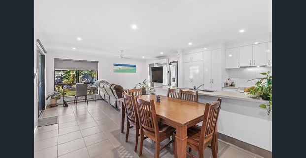 Effortless family living with a pool - Photo 1