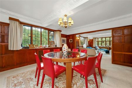 A well presented 5 bedroom family home located in a sought after private estate, within a mile to Walton-on-Thames and Weybridge town centres and 0.5 miles to Walton-on-Thames train station. - Photo 3