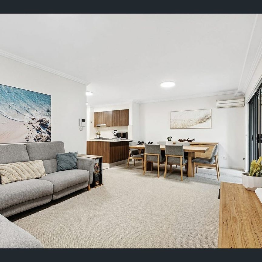 Stylish Apartment in Prime Lifestyle Location - Photo 1