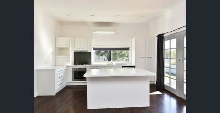 Charming Country Cottage - Photo 3