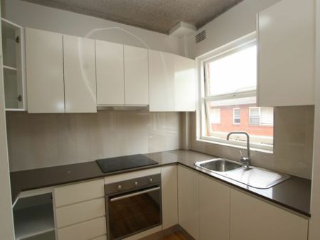 Modern 2 Bedroom Unit in a quiet location - Photo 4