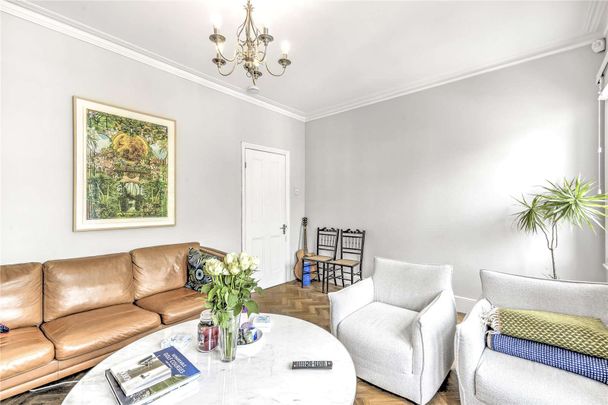 A fantastic three bedroom split level apartment. - Photo 1