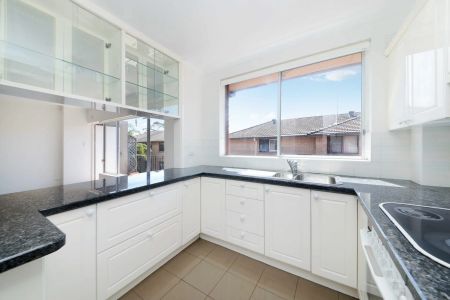 Top floor coastal apartment bathed in sunlight - Photo 4