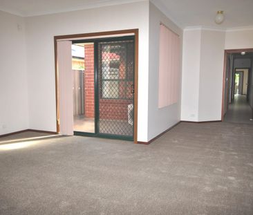 SPACIOUS 3 BEDROOM COURTYARD HOME. 2 LIVING AREAS. UNFURNISHED. - Photo 1
