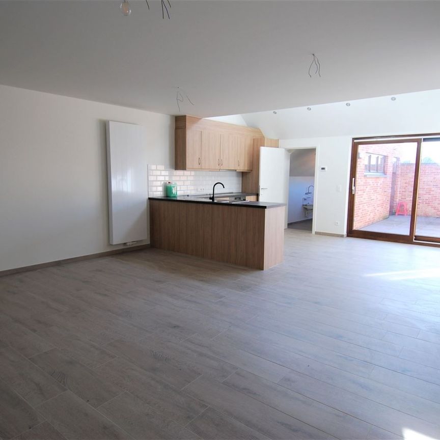 Volledig gerenoveerd duplex-appartement met 2 slaapkamers in het centrum van Maaseik met moderne afwerking. - Foto 1