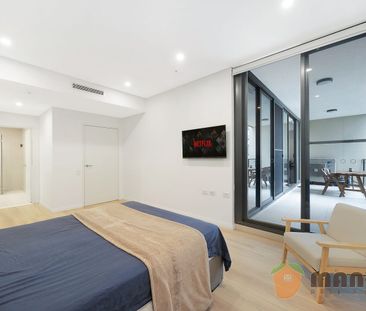 Breathtaking Water Views in a Luxurious Waterfront Apartment Fully ... - Photo 4