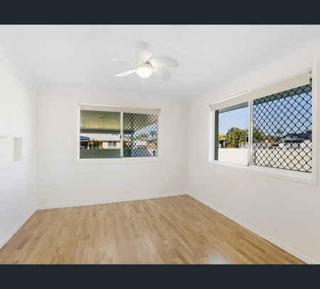 2 Montserrat Court, Clear Island Waters, Qld 4226 - Photo 5