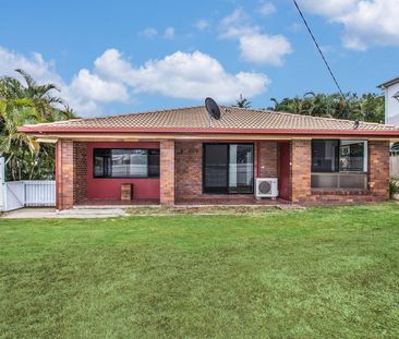 200m WALK TO SHORNCLIFFE WATERS & LARGE BACKYARD - Photo 4