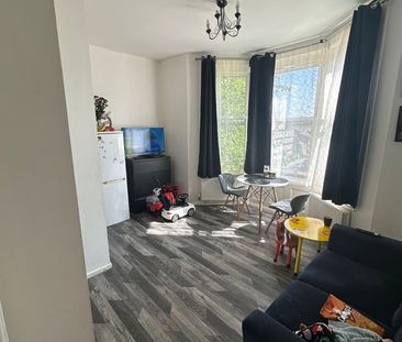 3 Bed Flat, Ash Villa, LU1 - Photo 3