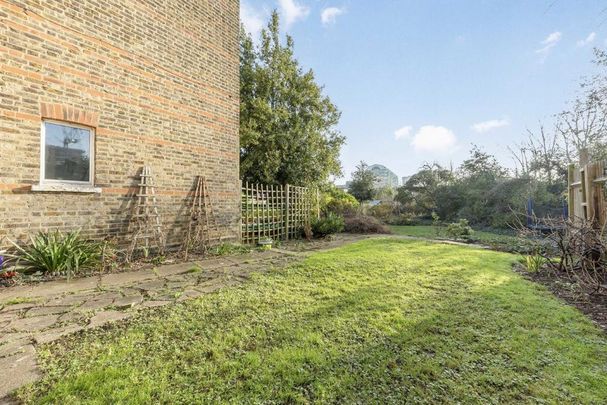 4 bedroom flat to rent - Photo 1