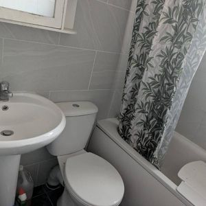 1 bedroom in a house share to rent - Photo 2