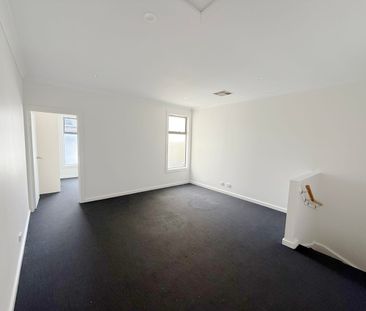 Stylish Lakeview Townhouse - Photo 1