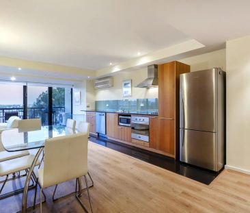 Modern 2 Bedroom Furnished Apartment with Stunning City Views - Photo 6