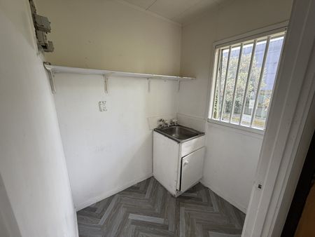 Prime Location! Easy access to all you could need! - Photo 2