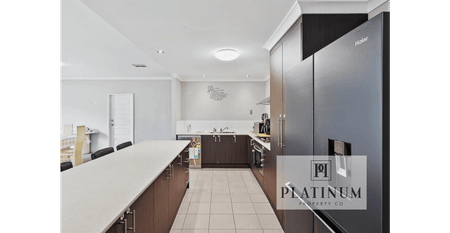 Spacious 4-Bedroom & 3 Bathroom Family Home - Photo 3