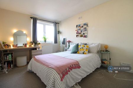 4 bedroom end of terrace house to rent - Photo 2