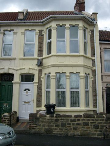 A Newly modernised Three-Bedroom Terraced home - Photo 3
