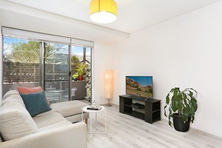 Stylish One Bedroom in Prime Location - Photo 3