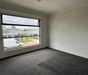 Modern Three Bedroom Home - Close to Train Station - Photo 1