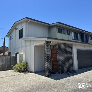 FOUR BEDROOM TOWNHOUSE IN THE HEART OF CLEVELAND - Photo 2