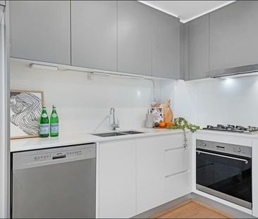 Stylish 2-Bedroom Apartment! - Photo 6