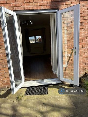 3 bedroom detached house to rent - Photo 2