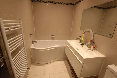 Double Room to rent in Ilford, IG6 - Photo 2