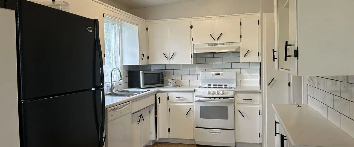 2-Bedroom Main Floor in Kingsland – Great Location — 2 Bedrooms Duplex - Photo 1