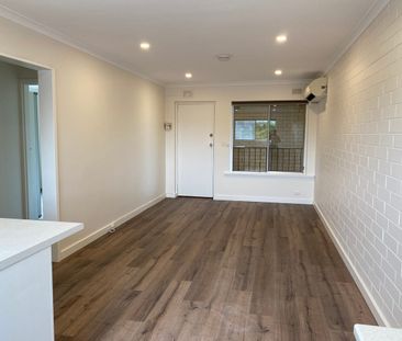 Renovated, open plan unit with views of the hills. - Photo 1