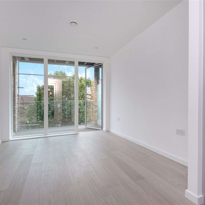 A beautifully appointed one bedroom apartment situated on 4th floor of this fine development conveniently located directly opposite Borough underground station (Northern Line). - Photo 1