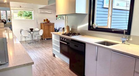 FUNKY FULLY FURNISHED BUNGALOW IN PRIME LOCATION! - Photo 5