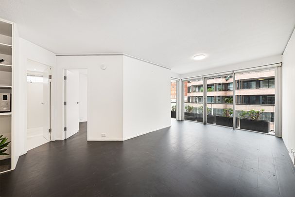 Luxury One-Bedroom Apartment in Exclusive Soho Building - Photo 1