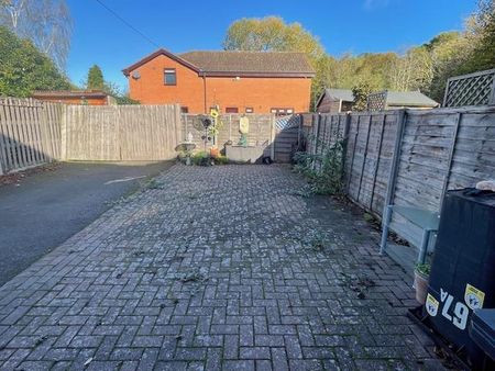 2 bedroom ground floor flat to rent - Photo 4