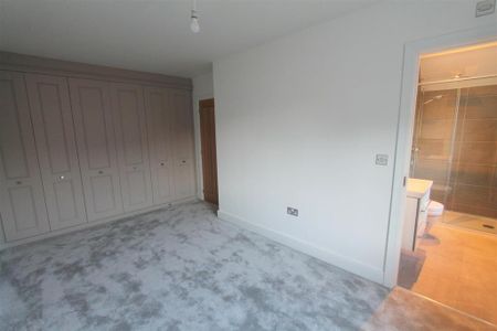 4 bedroom semi-detached house to rent - Photo 2