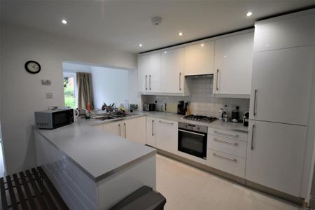 4 bedroom private hall to rent - Photo 5