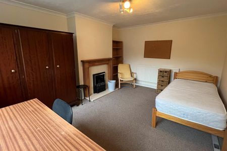 4 bedroom semi-detached house to rent - Photo 3