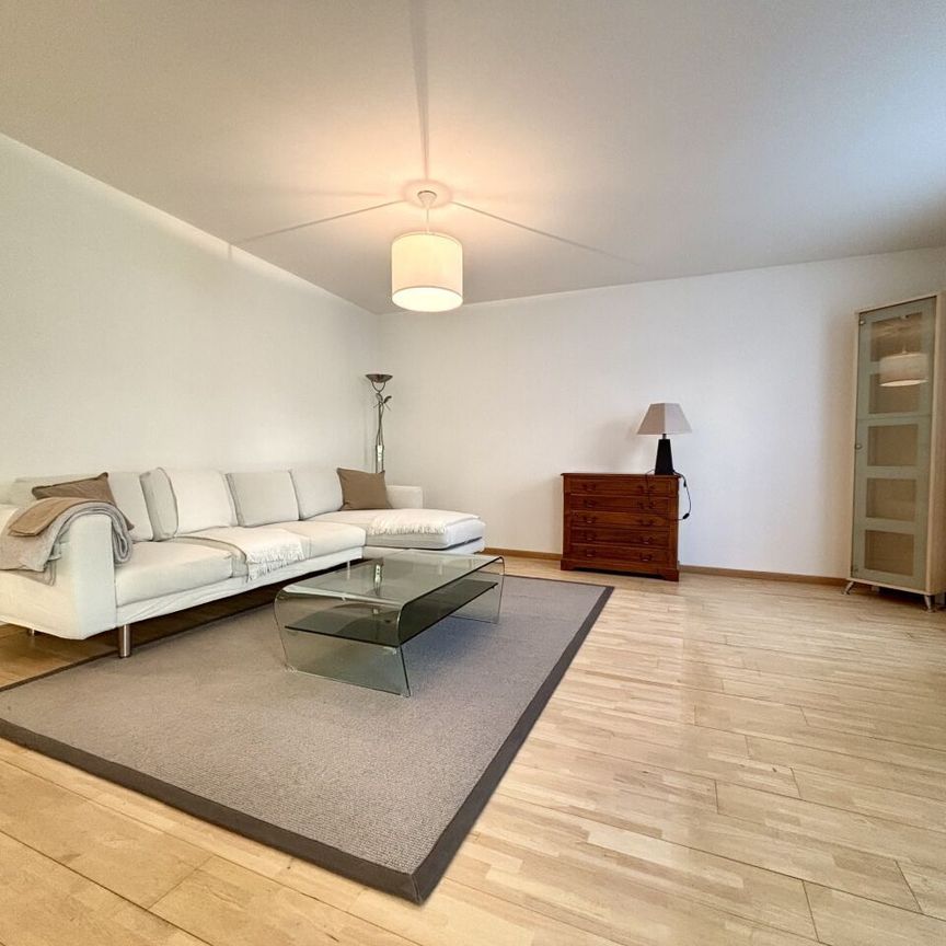 Beautiful furnished 3.5p apartment with small terrace next to the train station in Gland - Photo 1